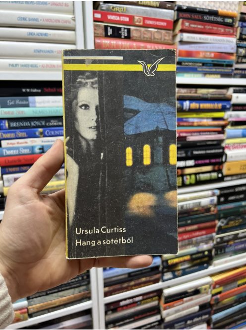 Ursula Curtiss: Hang a sötétből